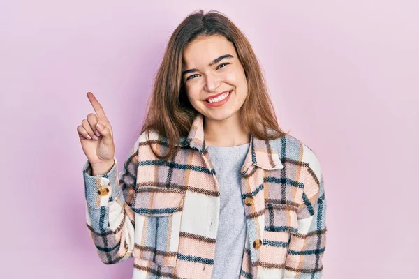 Ung Kaukasiska Flicka Bär Casual Kläder Med Ett Stort Leende — Stockfoto