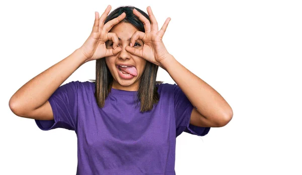 Joven Chica Hispana Usando Una Camiseta Púrpura Casual Haciendo Buen —  Fotos de Stock