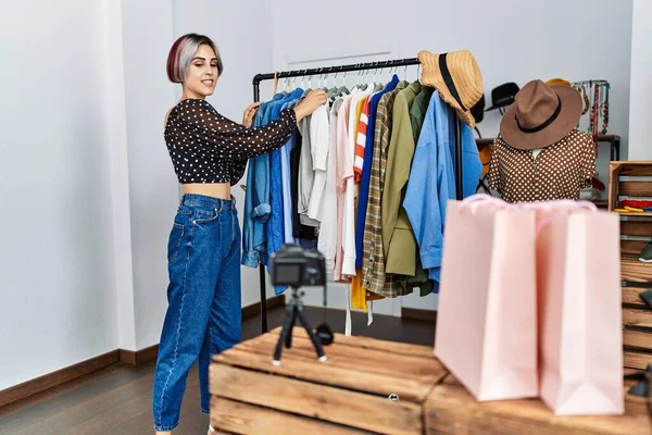 Mladý Kavkazský Obchodník Žena Videohovory Ukazující Oblečení Obchodě Oblečením — Stock fotografie