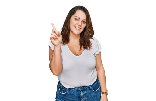 Young Size Vrouw Met Casual Wit Shirt Wijzend Vinger Omhoog — Stockfoto