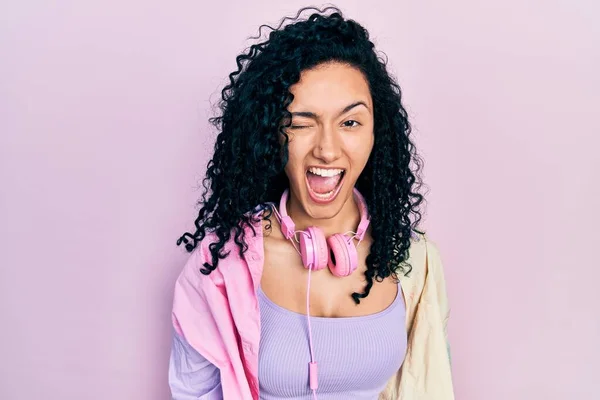 Young Hispanic Woman Curly Hair Wearing Gym Clothes Using Headphones — Photo