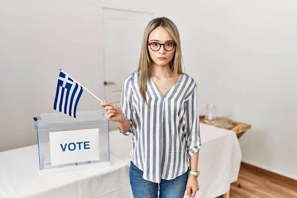Asiática Joven Mujer Campaña Política Elección Celebración Griega Bandera Pensamiento —  Fotos de Stock