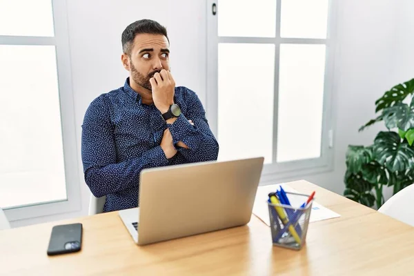 Joven Hombre Hispano Con Barba Trabajando Oficina Con Computadora Portátil — Foto de Stock