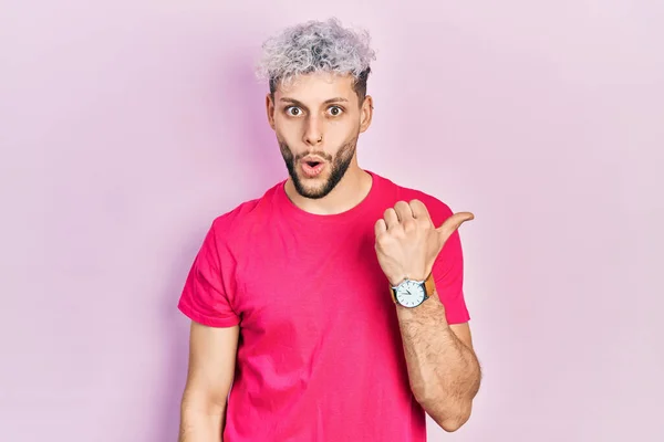 Jonge Spaanse Man Met Modern Geverfd Haar Casual Roze Shirt — Stockfoto