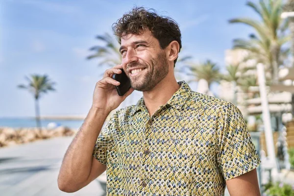 Ung Latinamerikansk Man Ler Säker Talar Smartphone Vid Havet — Stockfoto
