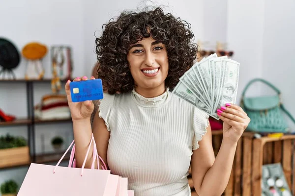 Νεαρή Γυναίκα Πελάτισσα Από Μέση Ανατολή Που Πληρώνει Πιστωτική Κάρτα — Φωτογραφία Αρχείου