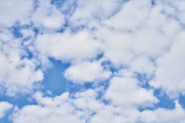 Όμορφος Μπλε Ουρανός Σύννεφα Μια Ηλιόλουστη Μέρα — Φωτογραφία Αρχείου