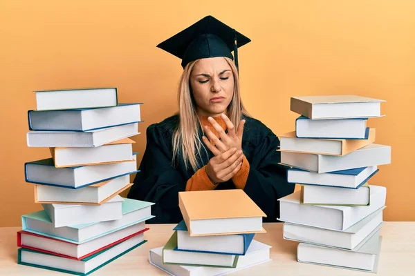 Giovane Donna Caucasica Vestaglia Cerimonia Laurea Seduta Sul Tavolo Che — Foto Stock