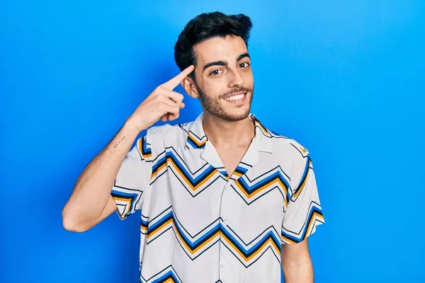 Gündelik Kıyafetler Giymiş Genç Spanyol Bir Adam Gülümseyerek Tek Parmağıyla — Stok fotoğraf