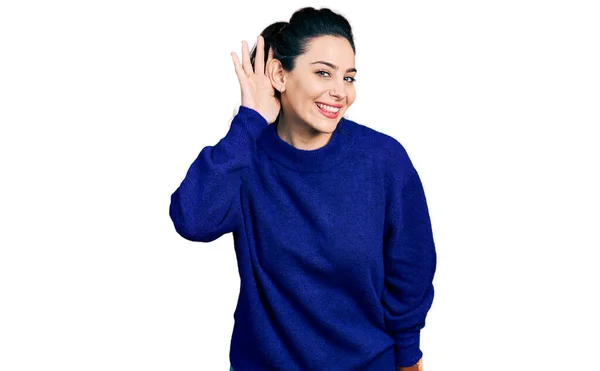 Молода Іспаномовна Жінка Повсякденному Одязі Посміхається Рукою Через Вухо Слухаючи — стокове фото