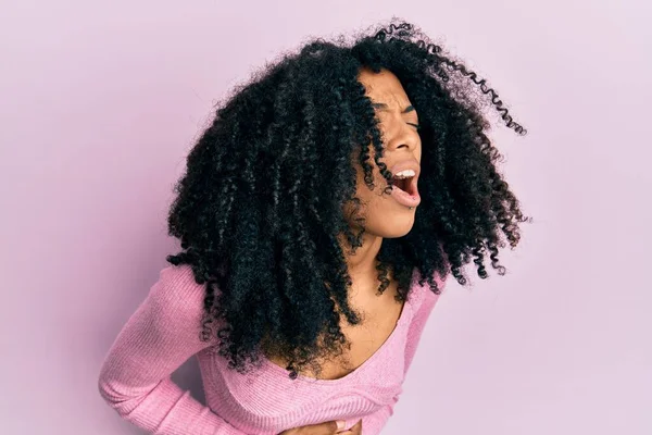 Afroamerykanka Afro Włosy Noszenie Zwykłej Różowej Koszuli Ręką Brzuchu Ponieważ — Zdjęcie stockowe