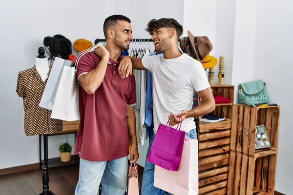 Két Spanyol Ügyfél Mosolyog Boldog Gazdaság Bevásárló Táskák Ruhaboltban — Stock Fotó