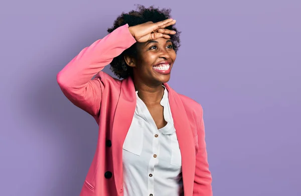 Afrikansk Amerikansk Kvinna Med Afro Hår Bär Business Jacka Mycket — Stockfoto