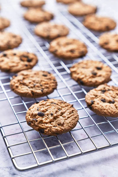 Chocoladekoekjes Geserveerd Een Rooster Een Marmeren Tafel — Stockfoto