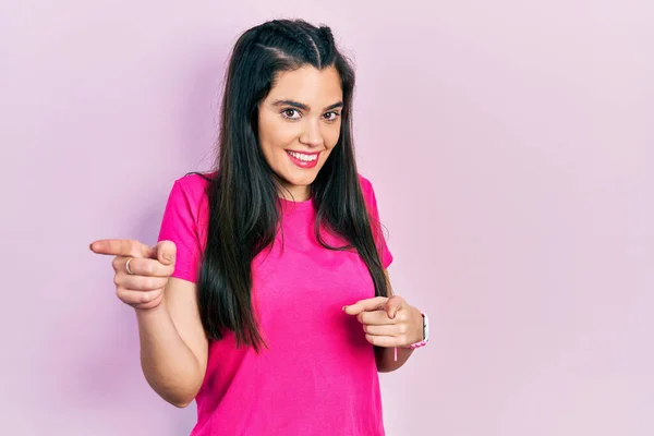 Junges Hispanisches Mädchen Lässigem Rosa Shirt Das Mit Dem Finger — Stockfoto