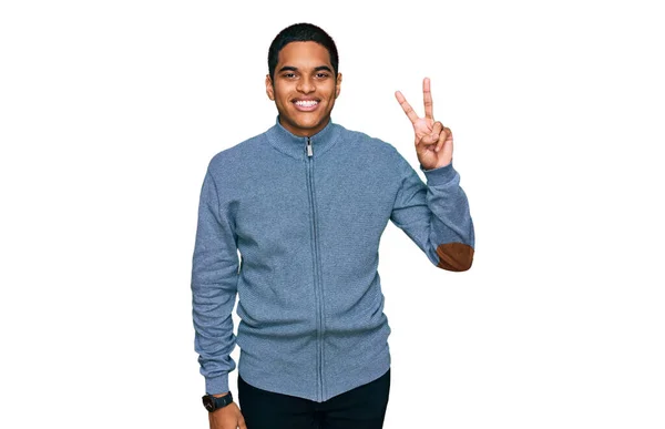 Ein Junger Gutaussehender Hispanischer Mann Lässigem Sweatshirt Lächelt Die Kamera — Stockfoto