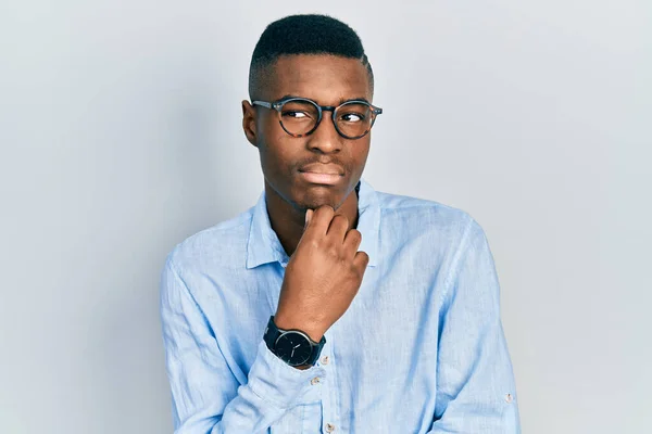 Junger Afrikanisch Amerikanischer Mann Lässiger Kleidung Und Brille Der Konzentriert — Stockfoto