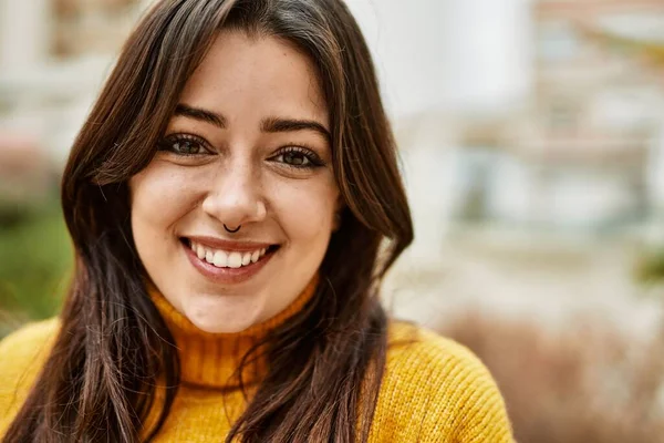 Joven Hermosa Morena Con Jersey Cuello Alto Sonriendo Feliz Aire —  Fotos de Stock