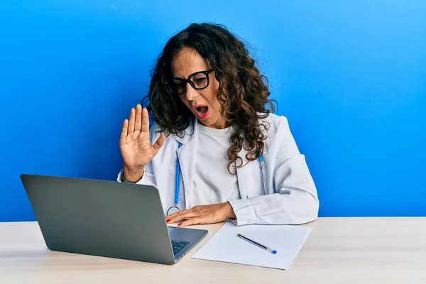 Güzel Orta Yaşlı Bir Doktor Şok Olmuş Bir Halde Dizüstü — Stok fotoğraf