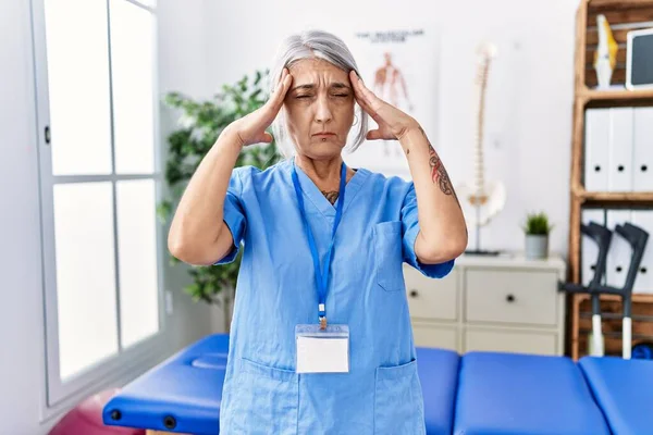 Μεσήλικη Γκριζομάλλα Γυναίκα Που Φοράει Στολή Φυσιοθεραπευτή Ιατρική Κλινική Χέρι — Φωτογραφία Αρχείου