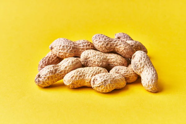 Ein Bündel Erdnüsse Mit Schale Auf Gelbem Hintergrund — Stockfoto