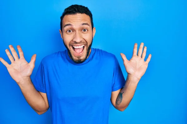 Homem Hispânico Com Barba Vestindo Camisa Azul Casual Celebrando Louco — Fotografia de Stock