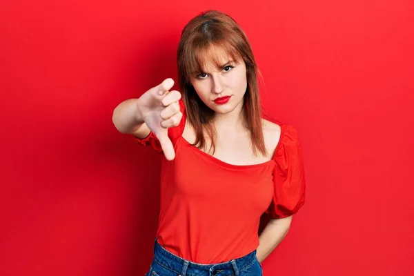 Jeune Femme Rousse Portant Shirt Rouge Décontracté Regardant Malheureux Colère — Photo