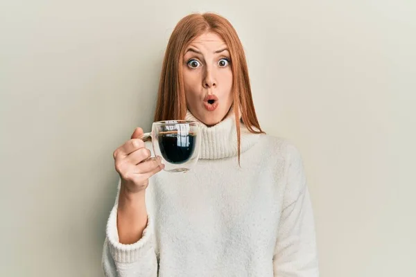 Fiatal Iszik Egy Csésze Kávét Ijedt Csodálkozott Nyitott Szájjal Meglepetés — Stock Fotó