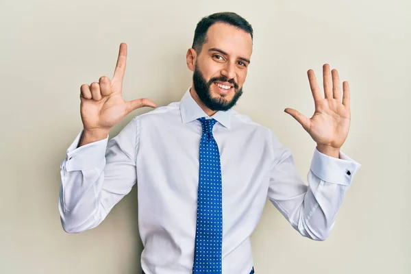 Sakallı Genç Adam Kravatı Takıyor Yedi Numaralı Parmaklarıyla Işaret Ederken — Stok fotoğraf