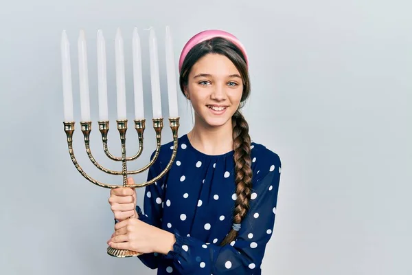 Jovem Morena Segurando Menorah Hanukkah Vela Judaica Sorrindo Rindo Forte — Fotografia de Stock