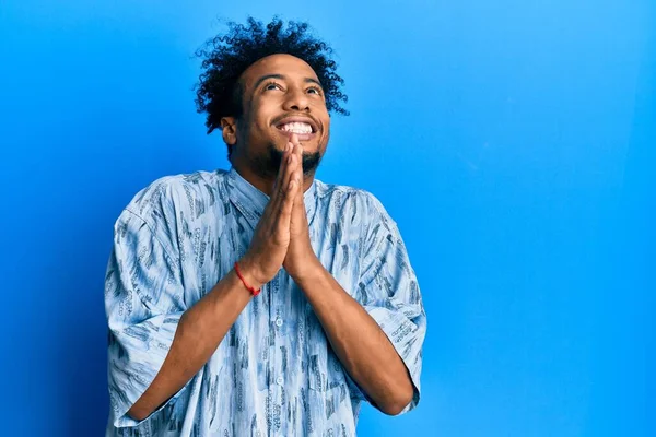 턱수염을 아프리카 미국인 남자가 구걸을 희망의 표정으로 기도하는 감정적 스러운 — 스톡 사진