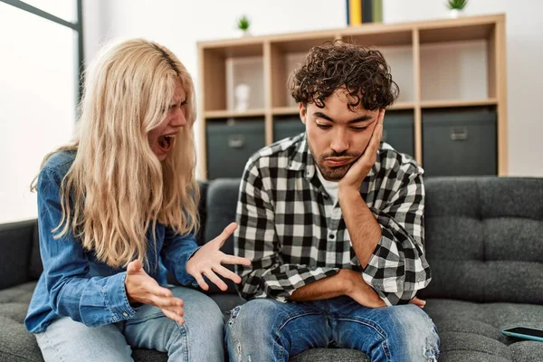 Junges Paar Sitzt Auf Dem Sofa Und Diskutiert Hause — Stockfoto