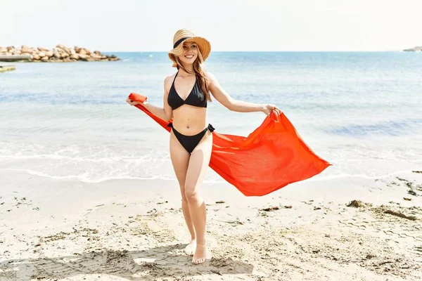 Młody Cuacasian Dziewczyna Uśmiech Szczęśliwy Noszenie Bikini Stoi Plaży — Zdjęcie stockowe