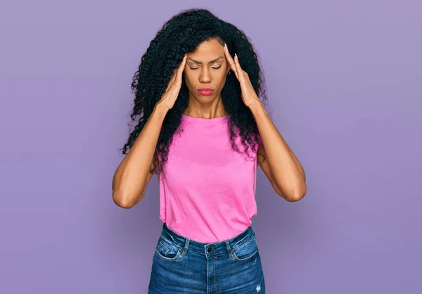 Medelålders Afrikansk Amerikansk Kvinna Bär Casual Kläder Lider Huvudvärk Desperat — Stockfoto