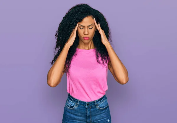 Mulher Afro Americana Meia Idade Vestindo Roupas Casuais Que Sofrem — Fotografia de Stock