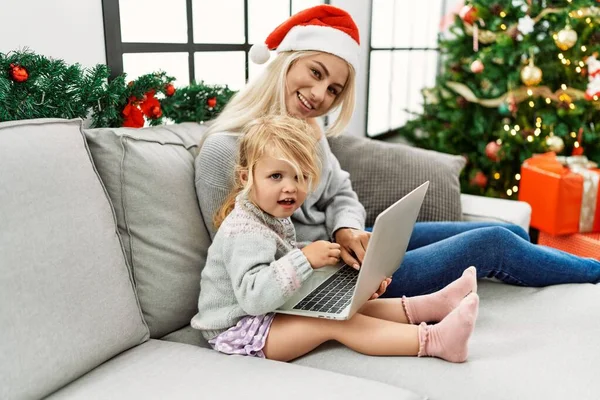 Anne Kızı Evde Oturup Dizüstü Bilgisayar Kullanıyor — Stok fotoğraf