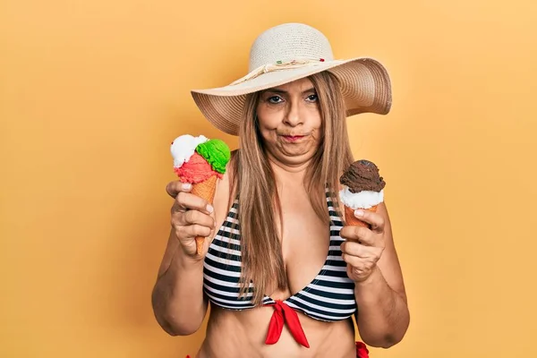 여름옷을 아이스크림 회의적 문제로 찡그린 모습을 부정적 — 스톡 사진