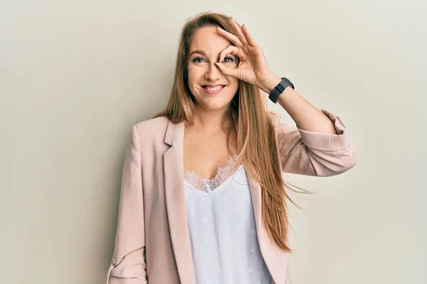 Mulher Loira Jovem Vestindo Jaqueta Negócios Óculos Fazendo Gesto Com — Fotografia de Stock