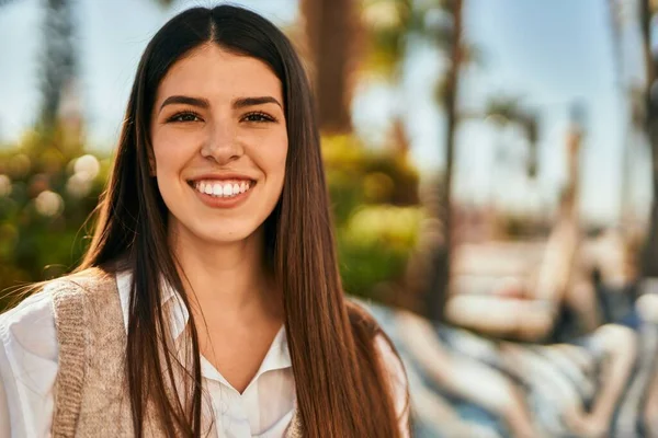 Junge Hispanische Frau Lächelt Glücklich Der Stadt — Stockfoto