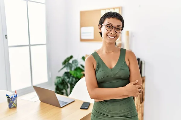 Mujer Hispana Joven Con Pelo Corto Trabajando Oficina Cara Feliz —  Fotos de Stock