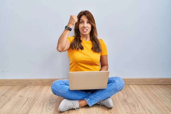 Mujer Hispana Usando Laptop Sentada Suelo Casa Enojada Loca Levantando —  Fotos de Stock
