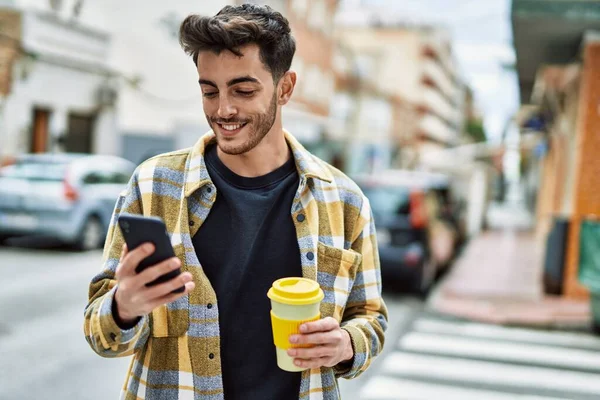 Bonito Hispânico Homem Sorrindo Feliz Confiante Para Cidade Usando Smartphone — Fotografia de Stock