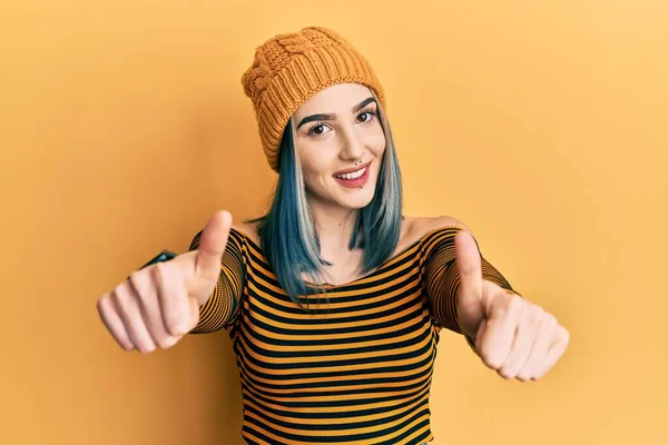 Rapariga Moderna Usando Chapéu Aprovando Fazer Gesto Positivo Com Mão — Fotografia de Stock
