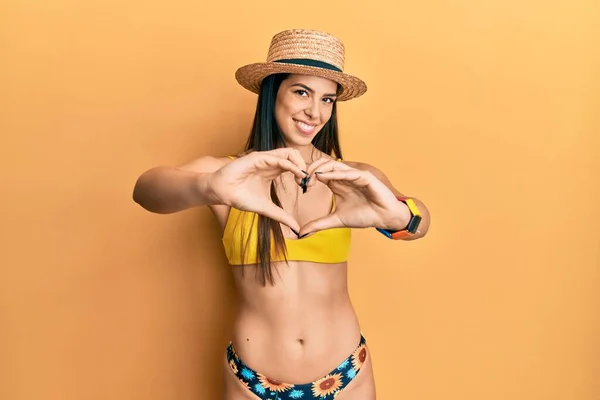 Mujer Hispana Joven Con Bikini Sombrero Verano Sonriendo Amor Haciendo —  Fotos de Stock