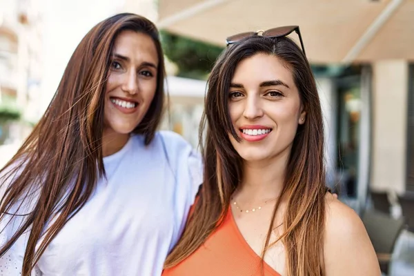 Twee Latijns Meisjes Glimlachen Gelukkig Knuffelen Naar Stad — Stockfoto