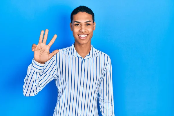 Jovem Afro Americano Vestindo Roupas Casuais Mostrando Apontando Para Cima — Fotografia de Stock