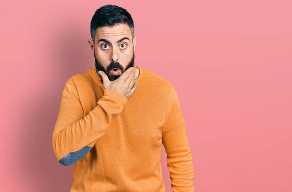 Hispanic Man Beard Wearing Casual Winter Sweater Looking Fascinated Disbelief — ストック写真