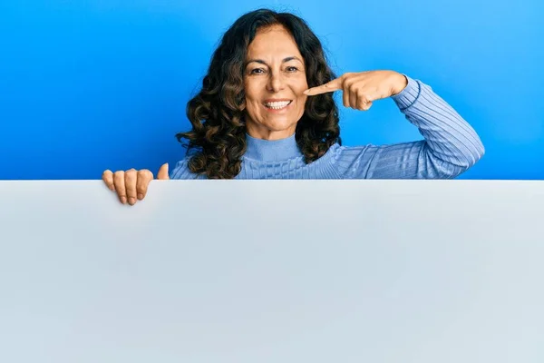 Mujer Hispana Mediana Edad Sosteniendo Una Pancarta Vacía Blanco Sonriendo — Foto de Stock