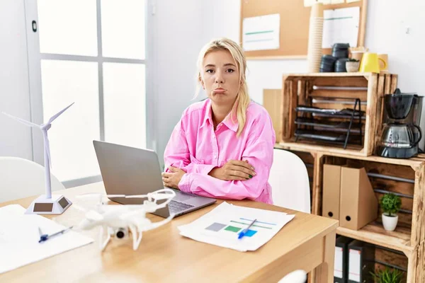 Jeune Femme Caucasienne Travaillant Bureau Déprimée Inquiète Pour Détresse Pleurant — Photo