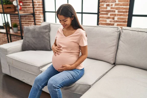 Ung Latinamerikansk Kvinna Gravid Leende Säker Sitter Soffan Hemma — Stockfoto